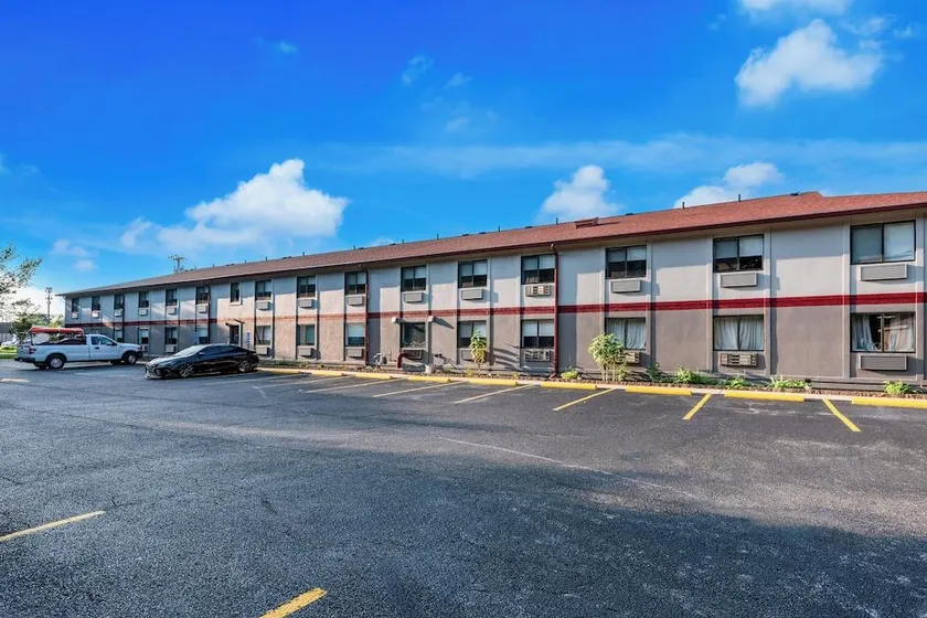 Econo Lodge - Image 1