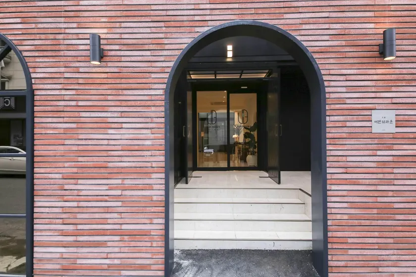 Hotel Urban Brown - Image 1