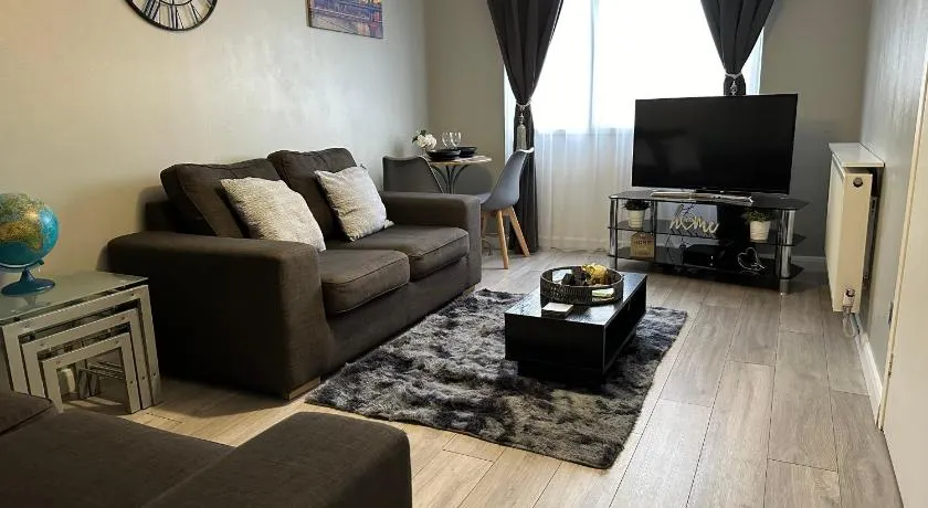 Modern Cosy Warm Home With Free Parking - Image 1