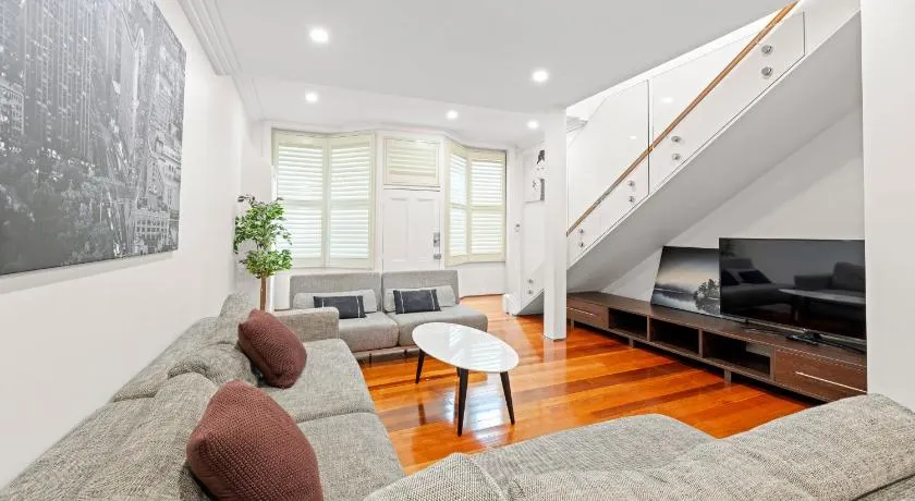 3BR House & 1 Parking & Near Darling Harbour & ICC - Image 1