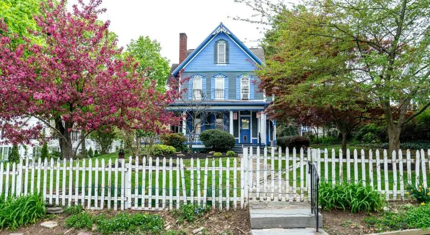CHARMING EXECUTIVE VICTORIAN MANSION w/ FREE PARKING - near Bucknell - Image 1