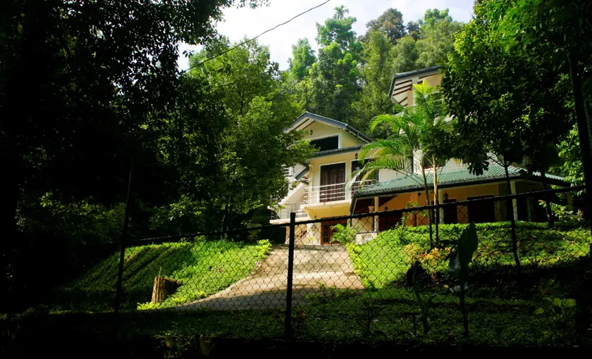 HIDE AWAY FROM BUSTLING CITY BY THE BANK OF RIVER - Image 1