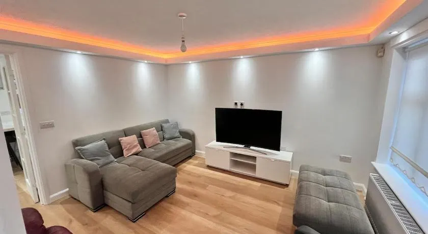 Modern 5 bedroom Home Free Parking - Image 1