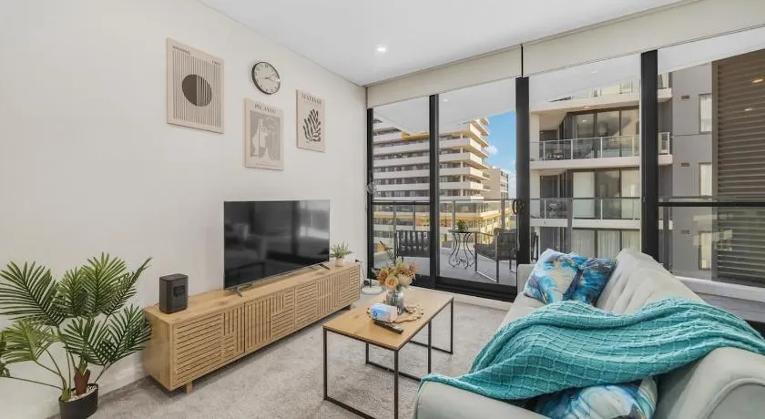Liverpool 2 bedroom apartment with convenient transportation and surrounded by food - Image 1