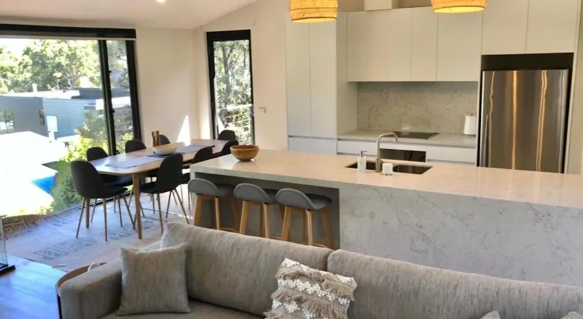 Architect designed 4 bedroom with ocean views from every room - Image 1