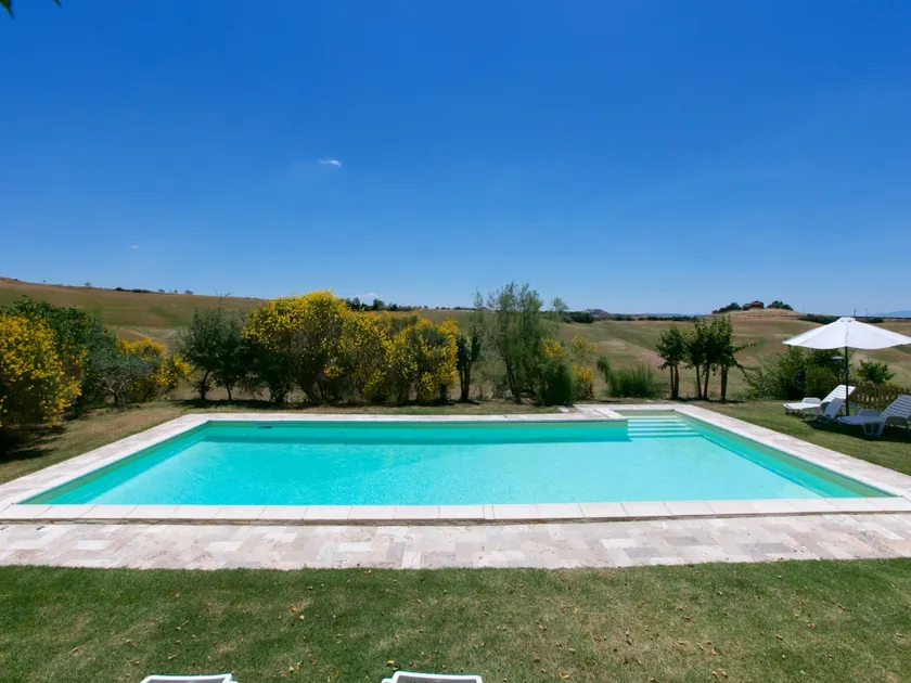 Tuscan Hilltop Farm Stay - Image 1