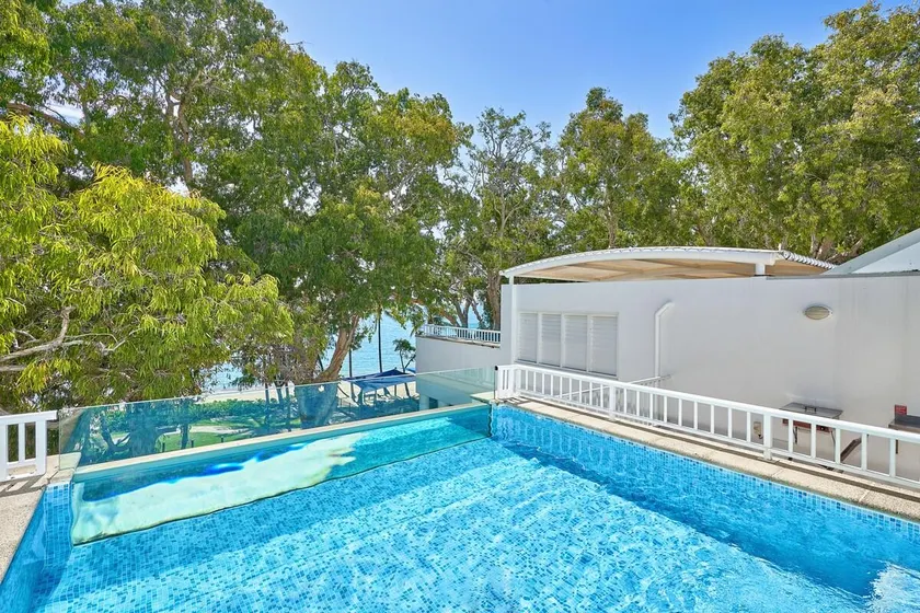 Oceanfront Penthouse Apartment Beach Club Palm Cove - Image 1