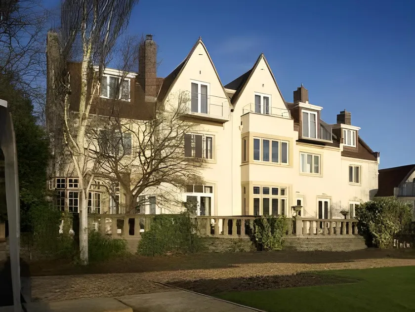 Holm House - Stylish Coastal Suites - HEDD Spa - Silures Bar & Restaurant - Image 1