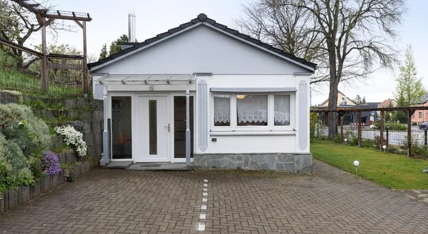 Charmante maison conviviale et familiale avec barbecue, jardin et terrasse | Vue jardin - Image 1
