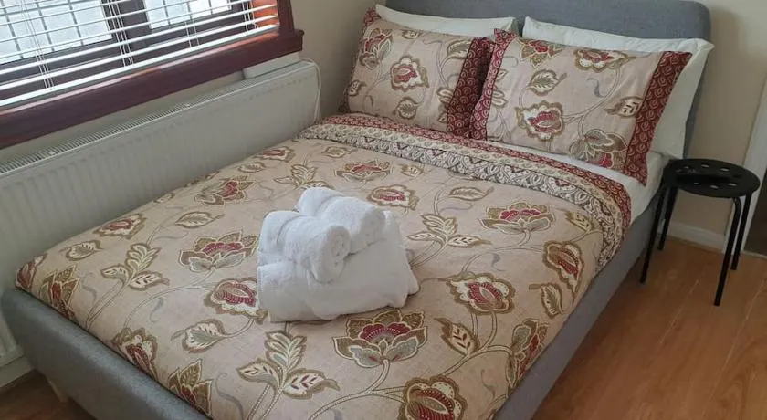 London Luxury 6 Bedroom Family House Sleeps 12 people Parking for 4 Cars Close to tube. - Image 1