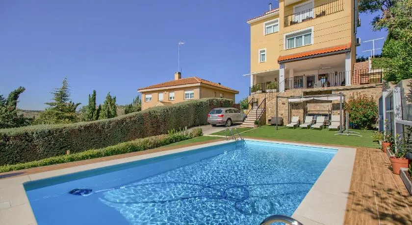 Chalet con Piscina en Aranjuez - Image 1
