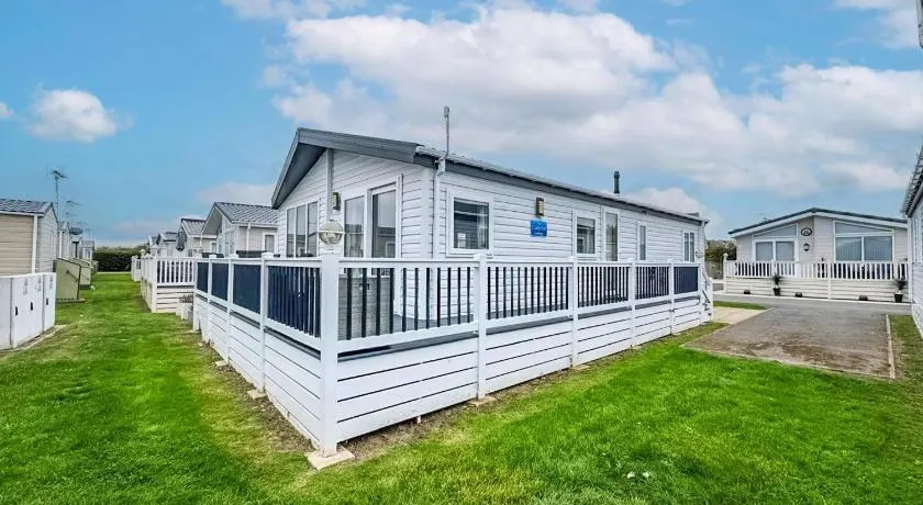 Stunning Lodge At Seaview Holiday Park In Kent Ref 47012Pb - Image 1