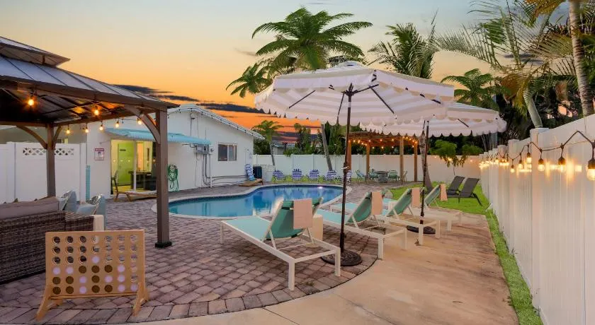 Luxury Heated Pool Oasis-10 mins to BEACH- Fast WiFi - Image 1