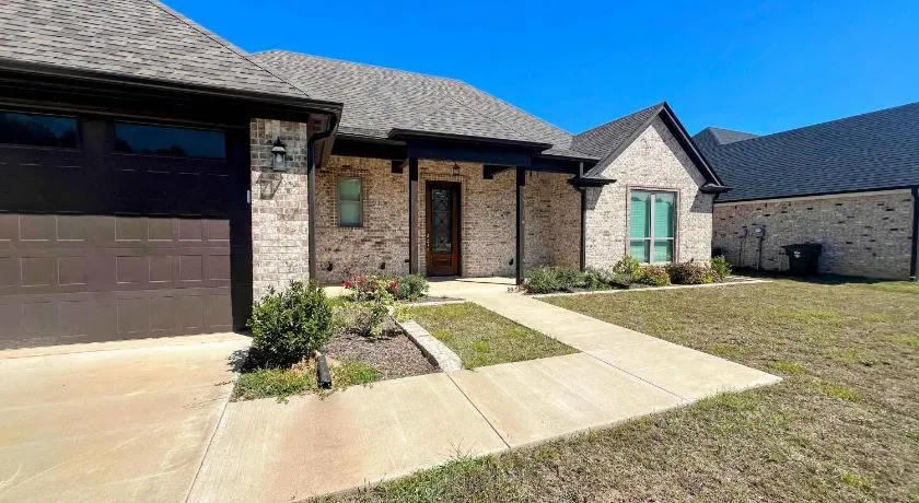 Gillian Grove in South Tyler - Image 1