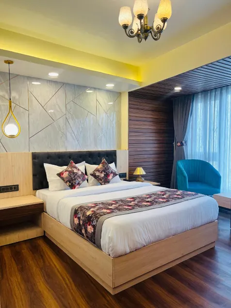 Goroomgo Broadway Boutique Mall Road Darjeeling - Image 1