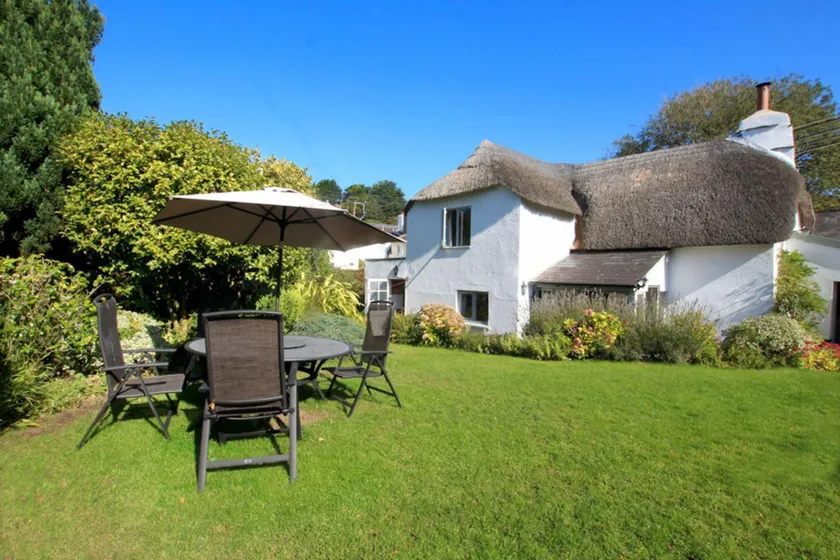 Perrymans Thatched Cottage Sleeps 6 Dog Friendly - Image 1