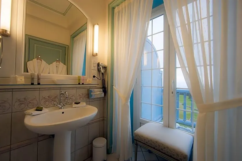 Relais & Chateaux Chateau des Avenieres - Image 1