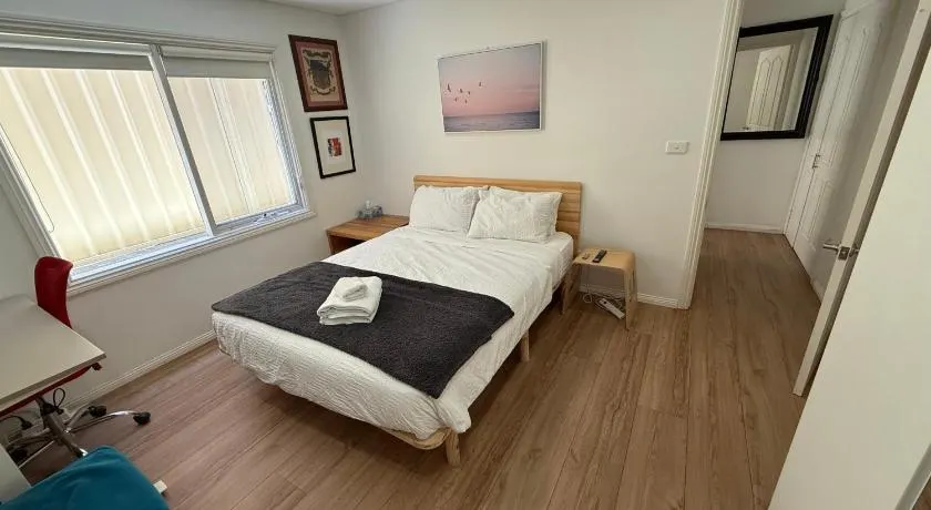 Private 1 bedroom apartment near beach and shops - Image 1