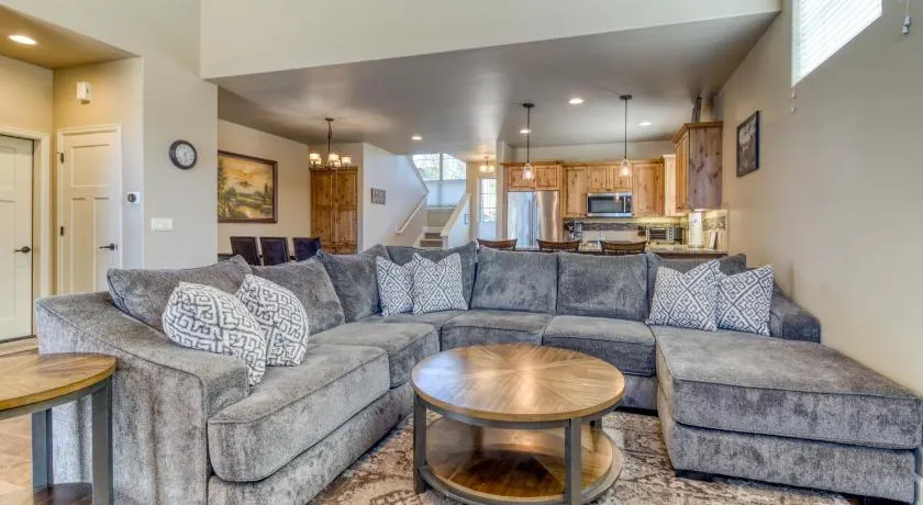Bright, Modern Retreat in Eagle Crest Resort - Image 1
