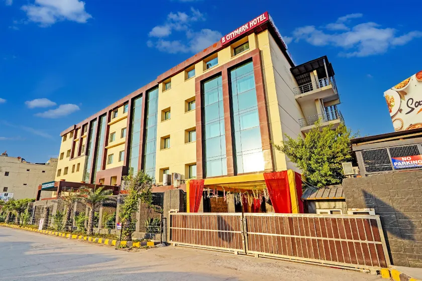 Super Townhouse OAK Hotel City Mark Gurgaon - Image 1