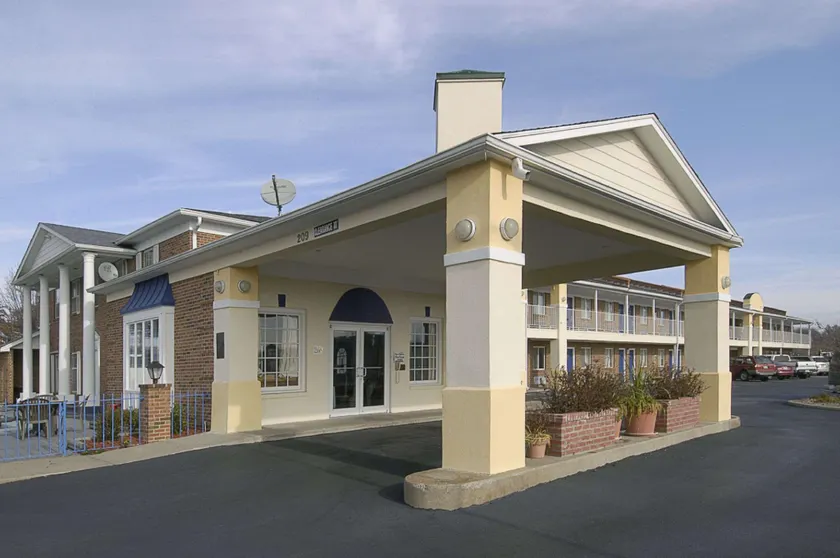 Days Inn by Wyndham Liberty NE Kansas City - Image 1
