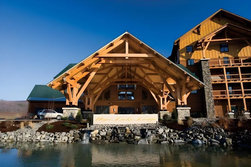 Hope Lake Lodge & Indoor Waterpark - Image 1