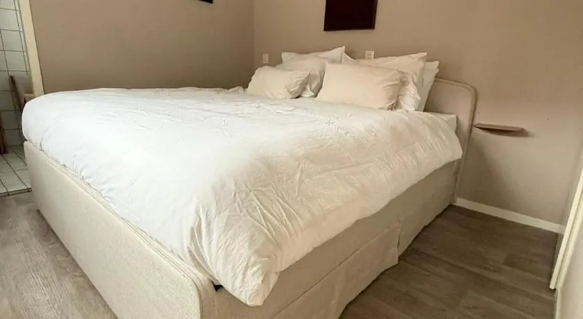 Bed & Bloom - Image 1