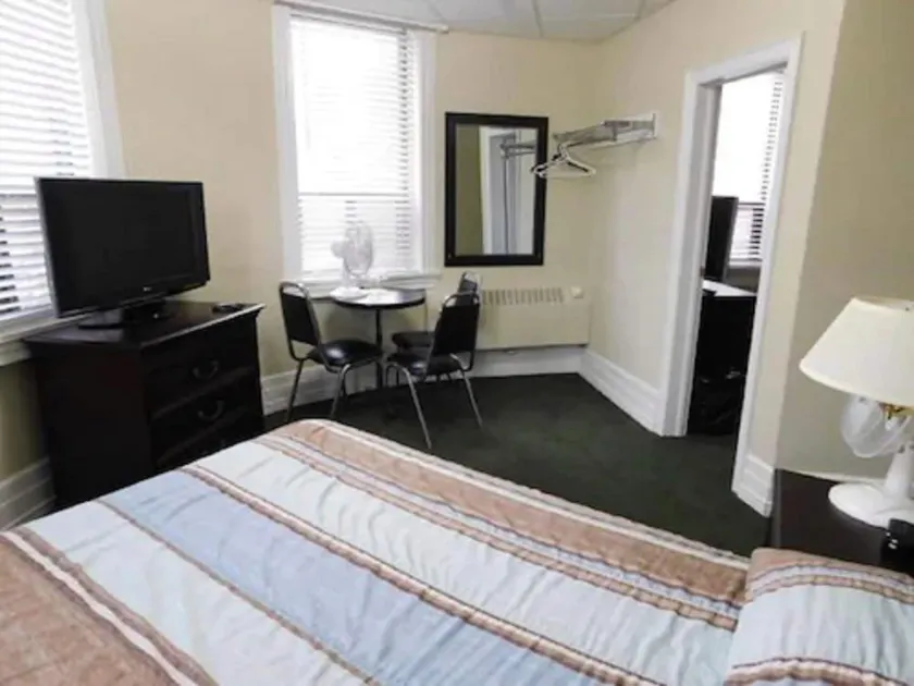 Filmores Hotel - Image 1