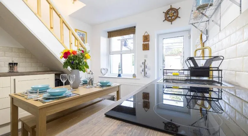 The Bay Cottage Hot Tub & Sauna Morecambe Bay - Image 1