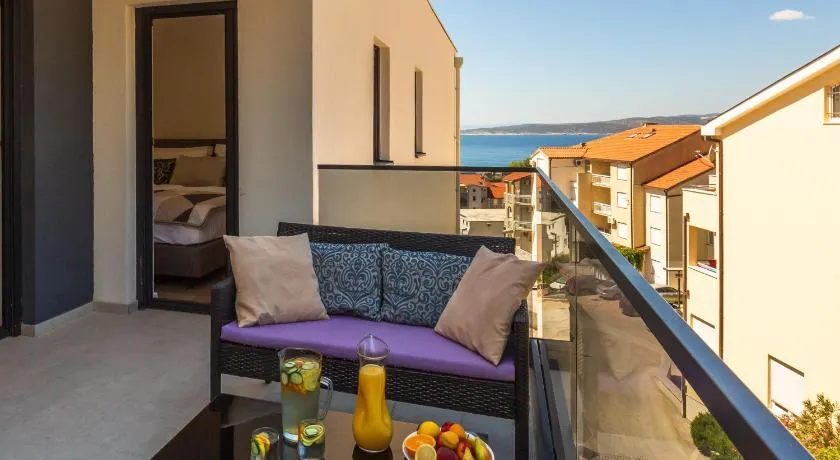 Luxury 2 bedroom apartment with sea view - Image 1