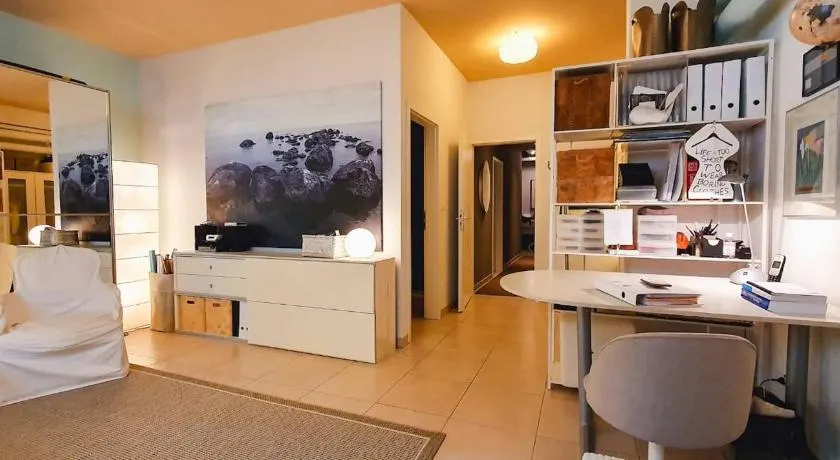 Independent studio room in private villa - Image 1