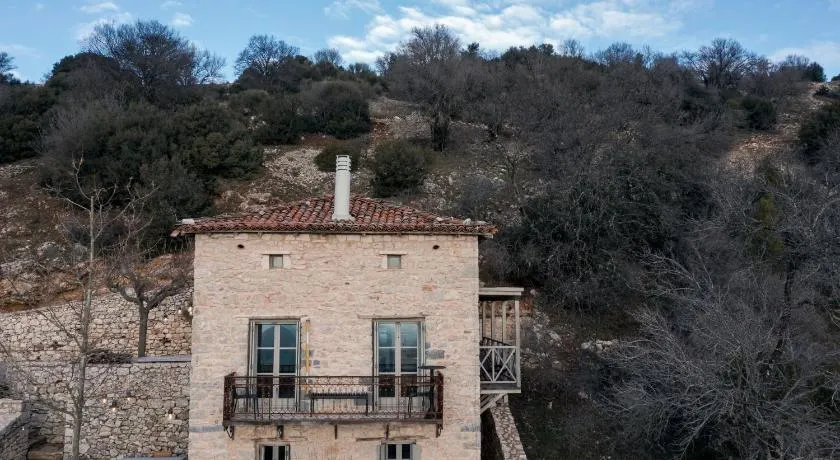 Moreas Peak Lodge - Image 1