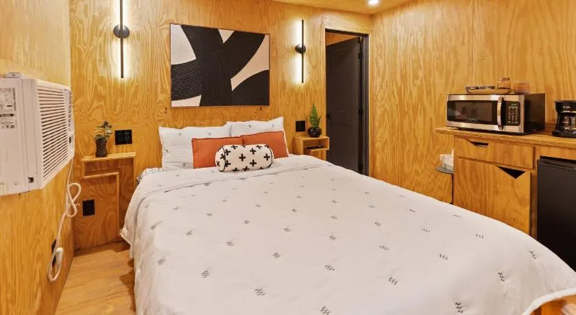 Unique*NEW*Hot Tub Studio*Mins to DT & PHX Airport - Image 1