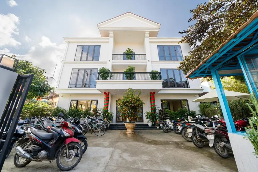 Bed Station Hostel & Pool Bar Hội An " Former Sunflower" - Image 1