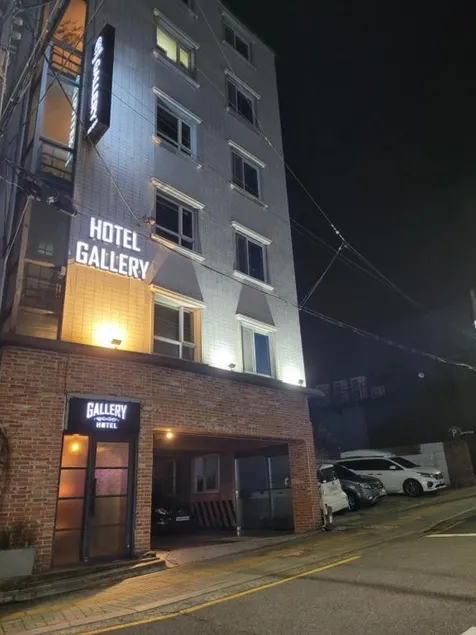 Gallery Hotel - Image 1