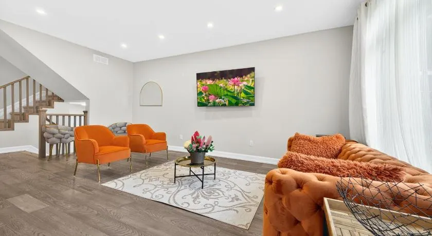 Luxury Niagara 3 Bdr Townhouse /Garage - Image 1