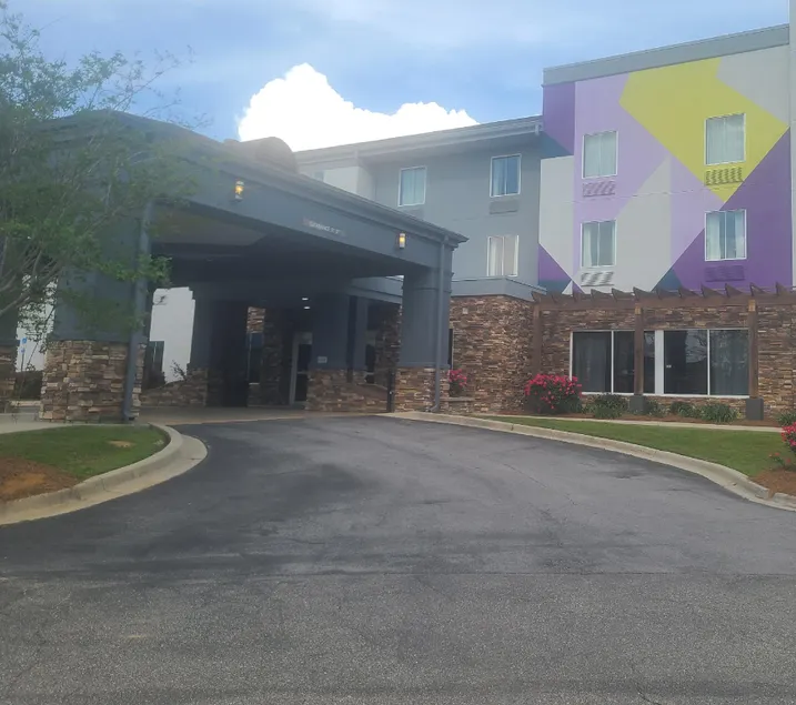 Dothan East Inn & Suites - Image 1