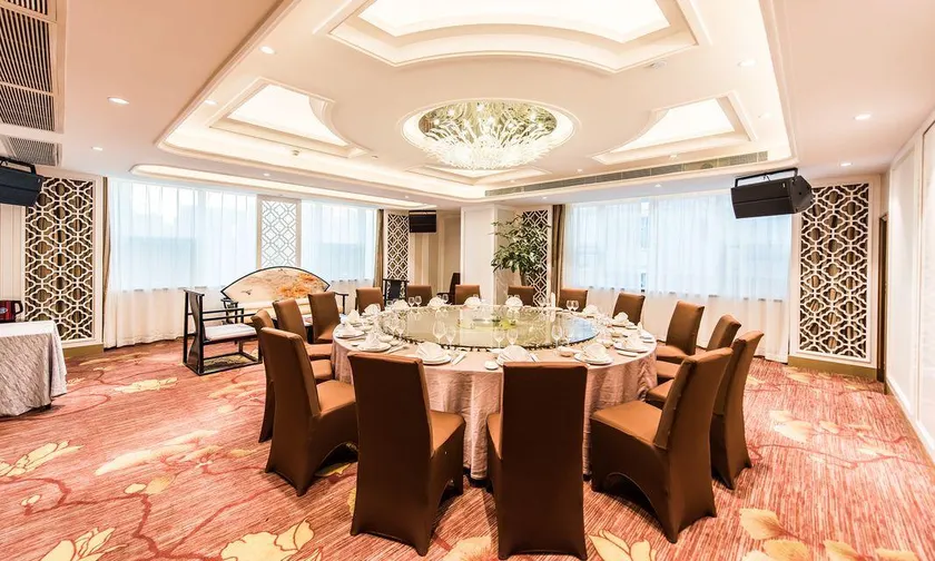 Honor Hotel - Image 1