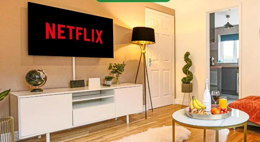 Detached House - City Centre Location - Free Parking, Garden, Smart TVs with Netflix by Yoko Property - Image 1