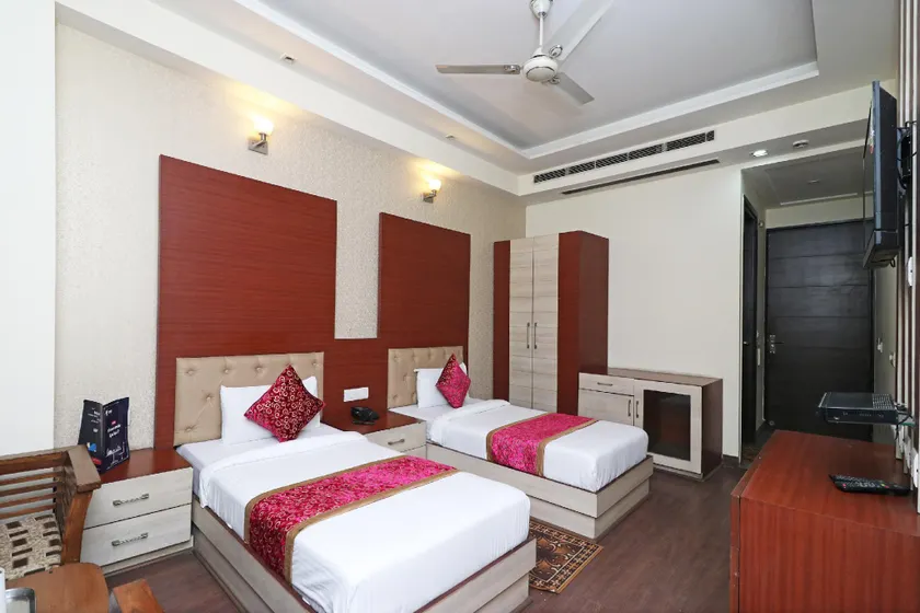 11629 Hotel Sunshine Inn - Image 1