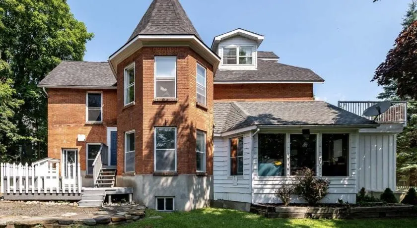 Downtown Huntsville Gem in Muskoka - Image 1