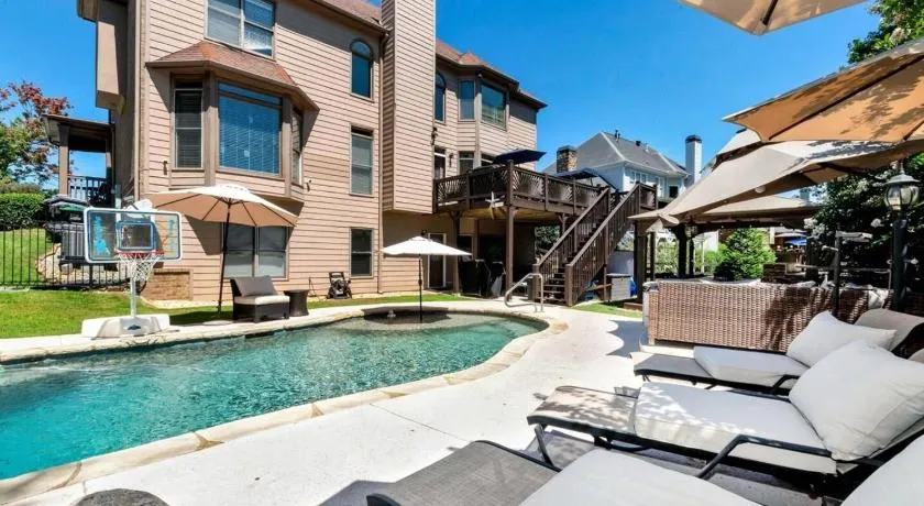 Private and Relaxing Getaway with Gym, Pool & Hot Tub - Image 1