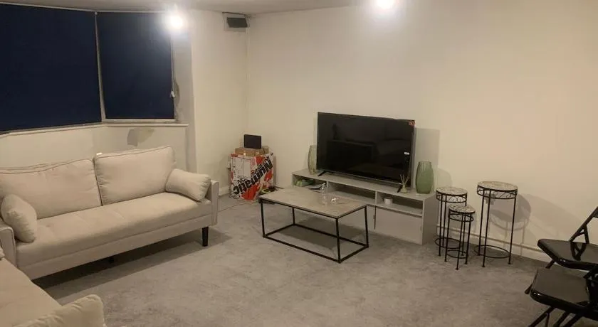 Modern Cozy Apartment in the Heart of Aldershot - Image 1