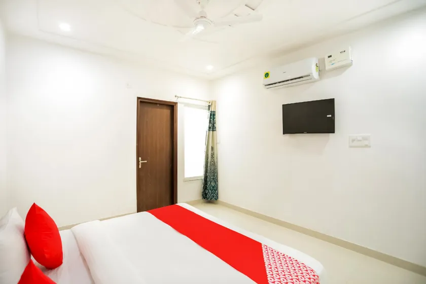 OYO 63988 Hotel Dolphin - Image 1
