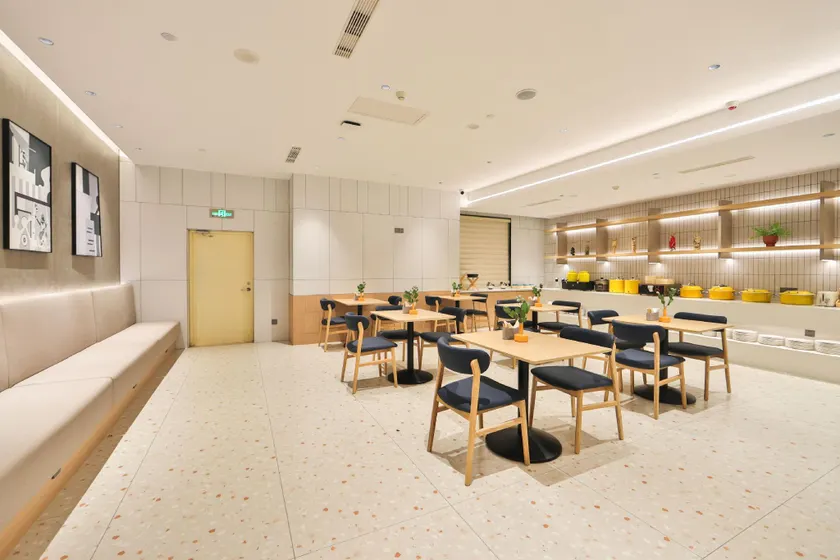 Home Inn Selected Hotel (Songyuan Wulan Street Railway Station Branch) - Image 1