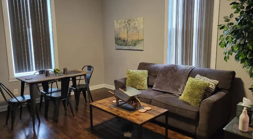 Modern style and comfort near UC - Image 1