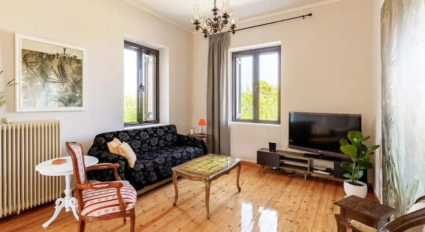 Mansion of 120 m2, with high ceilings and big yard - Image 1