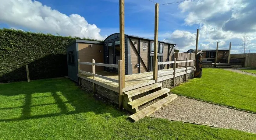 Maple Lodge Quirky Salvaged Railway Carriage with Hot Tub - Image 1