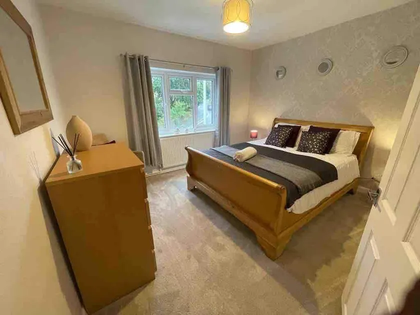 Charming 3-Bed Home Comfortable Stay in Coalville - Image 1