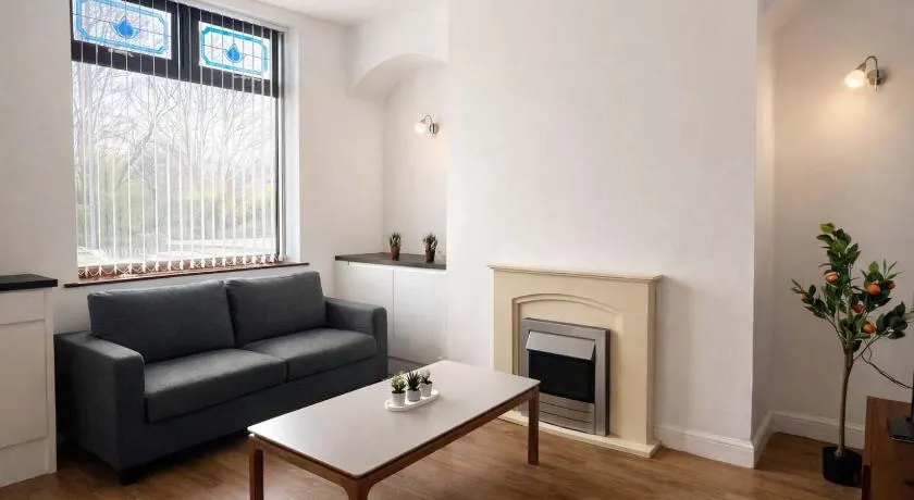 Stylish 3BR Stay with Garden & Parking - Image 1